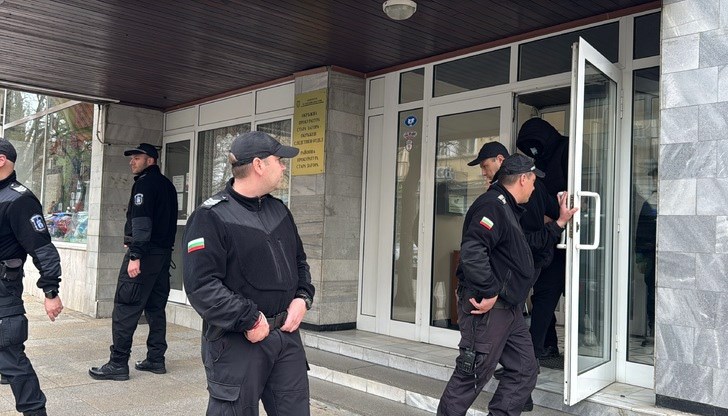 Съдът постанови най-тежката мярка "задържане под стража" за двамата обвинени полицейски служители Съдът постанови най-тежката мярка "задържане под стража" за двамата обвинени полицейски служители