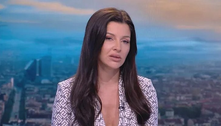 Отнеха й шофьорската книжка за срок 13 месеца и ще трябва да плати глоба в размер на 500 лева Отнеха й шофьорската книжка за срок 13 месеца и ще трябва да плати глоба в размер на 500 лева