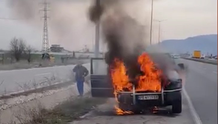 Огнеборци спасиха шофьора от горящия автомобил Огнеборци спасиха шофьора от горящия автомобил