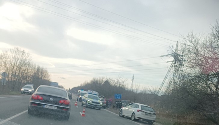 Трафикът се осъществява в една лента в посока Варна Трафикът се осъществява в една лента в посока Варна