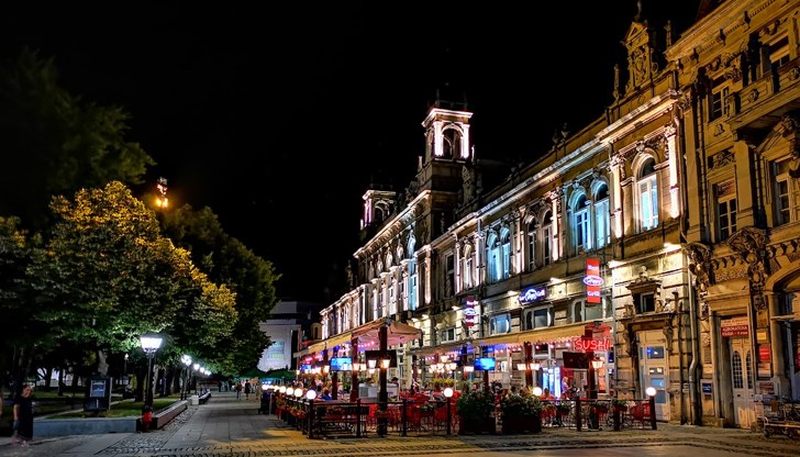 Десет премиерни и гостуващи постановки очакват русенската публика през април Десет премиерни и гостуващи постановки очакват русенската публика през април