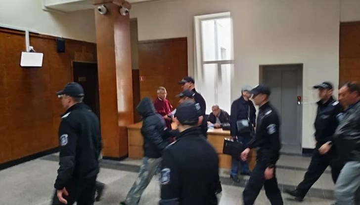 Георги Еремиев и негова служителка са обвинени в документни престъпления и злоупотреба с общински средства Георги Еремиев и негова служителка са обвинени в документни престъпления и злоупотреба с общински средства