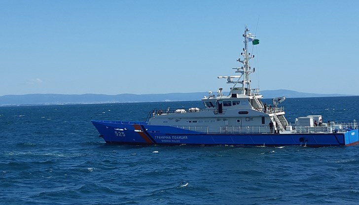 Бедстващите чужденци са преживели драматични часове в морето, преди да бъдат спасени от граничния кораб „Обзор" Бедстващите чужденци са преживели драматични часове в морето, преди да бъдат спасени от граничния кораб „Обзор"