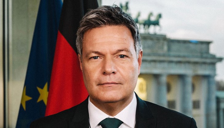 Роберт Хабек призова за спешно отпускане на 3 милиарда евро за украинската отбрана Роберт Хабек призова за спешно отпускане на 3 милиарда евро за украинската отбрана