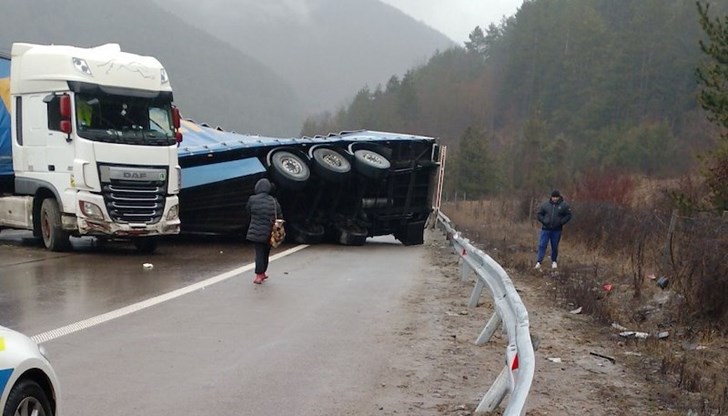 Километрична колона от автомобили се образува край Чурек, в посока Варна Километрична колона от автомобили се образува край Чурек, в посока Варна