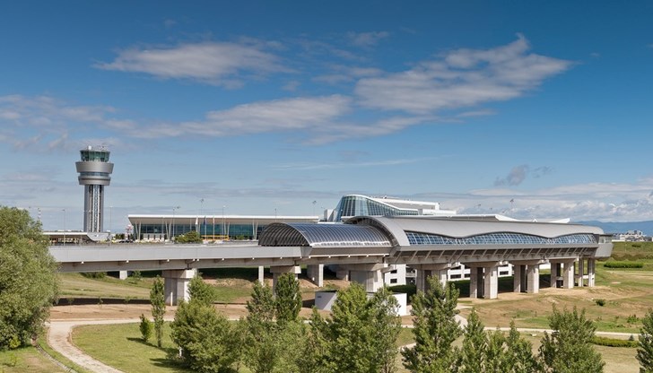 Апашите откраднали кабелите от Терминал 2 за броени часове Апашите откраднали кабелите от Терминал 2 за броени часове