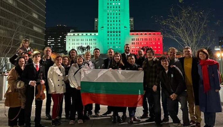 Пет емблематични сгради в четири американски щата бяха осветени за националния празник Пет емблематични сгради в четири американски щата бяха осветени за националния празник