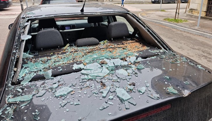 Собственикът открил автомобила си със счупени стъкла и напукани гуми Собственикът открил автомобила си със счупени стъкла и напукани гуми