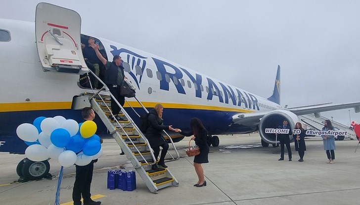 Водна арка посрещна първия самолет с полски туристи Водна арка посрещна първия самолет с полски туристи