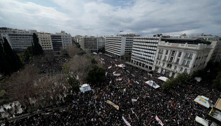 Сблъсъци с полицията помрачиха мирните демонстрации в гръцката столица Сблъсъци с полицията помрачиха мирните демонстрации в гръцката столица