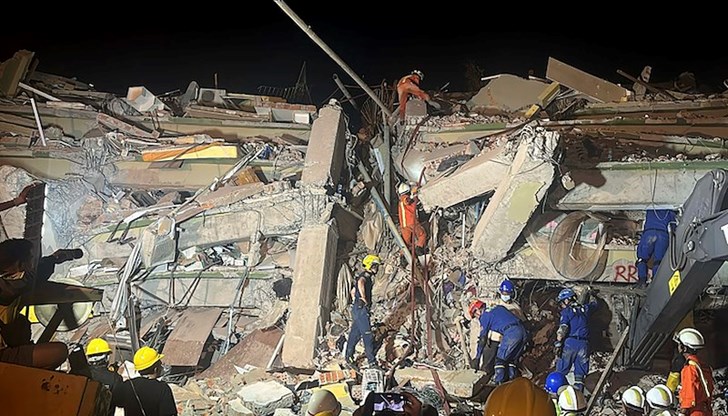 Жената е извадена жива от отломките, но е издъхнала малко след спасяването ѝ Жената е извадена жива от отломките, но е издъхнала малко след спасяването ѝ