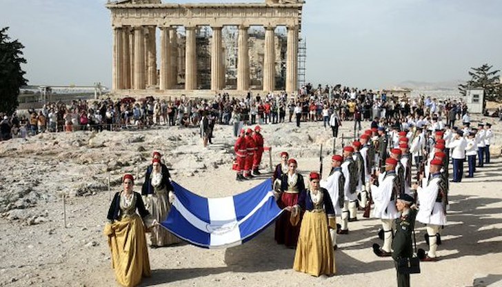 Атина празнува Деня на независимостта с военен парад Атина празнува Деня на независимостта с военен парад