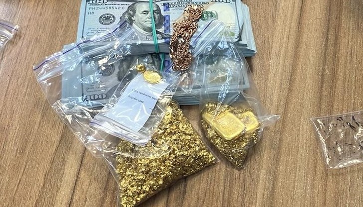 Жената е укрила ценностите в бельото и багажа си при опит да напусне страната с автобус за Турция Жената е укрила ценностите в бельото и багажа си при опит да напусне страната с автобус за Турция