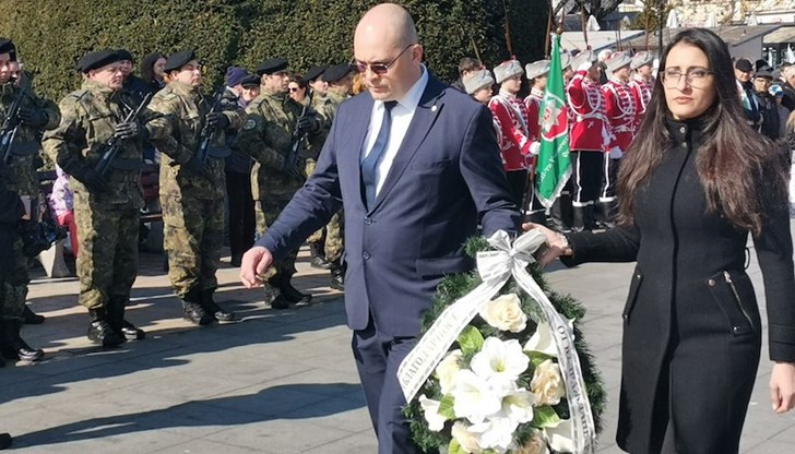 Камъните в основите на Отечеството са костите на героите, паднали в жертва за Свободата! Камъните в основите на Отечеството са костите на героите, паднали в жертва за Свободата!