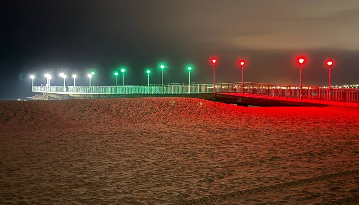 Емблематичен символ на Слънчев бряг с празнично осветление за Националния празник Емблематичен символ на Слънчев бряг с празнично осветление за Националния празник