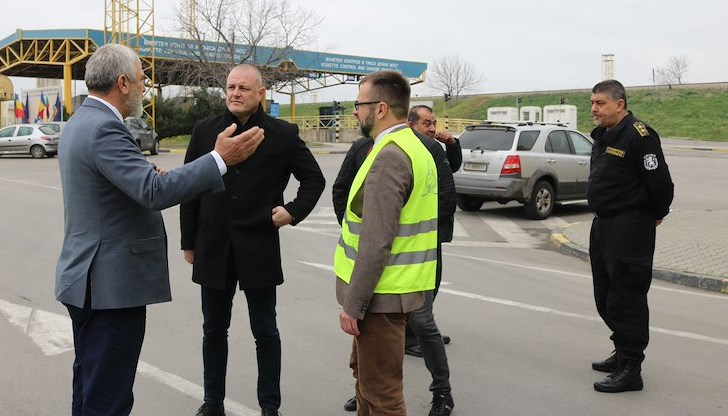 Областният управител и шефът на АПИ инспектираха организацията на движението в района Областният управител и шефът на АПИ инспектираха организацията на движението в района