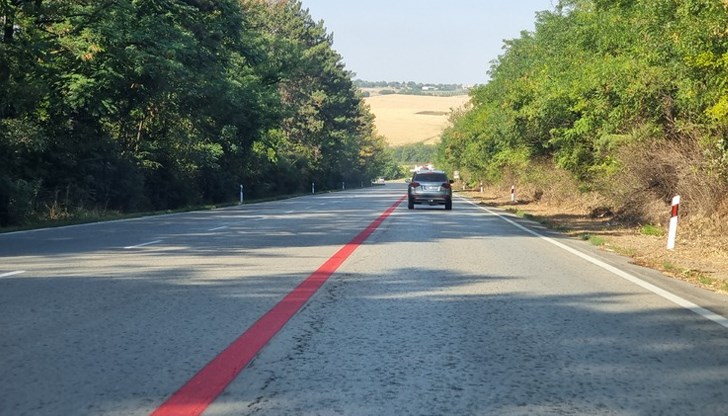 Липсващи ограничители и пътни знаци застрашават живота на шофьорите край Цар Калоян Липсващи ограничители и пътни знаци застрашават живота на шофьорите край Цар Калоян