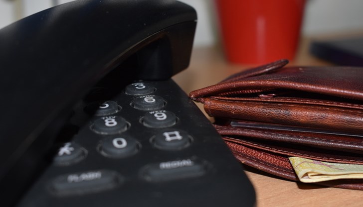 Възрастната жена била подведена, че помага в операция срещу телефонни измамници Възрастната жена била подведена, че помага в операция срещу телефонни измамници