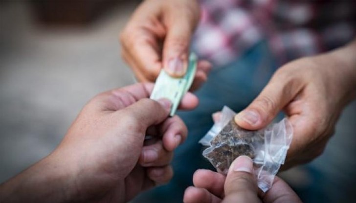 Амфетамин и марихуана са открити при полицейски проверки в Ценово и Русе Амфетамин и марихуана са открити при полицейски проверки в Ценово и Русе