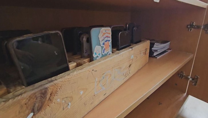 Учени от пет университета критикуват забраната на телефони в училище Учени от пет университета критикуват забраната на телефони в училище