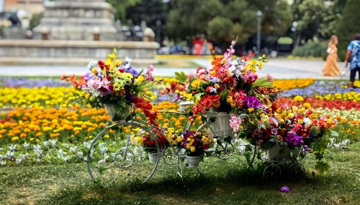 Топлото време продължава, но през новата седмицата ни очакват валежи Топлото време продължава, но през новата седмицата ни очакват валежи