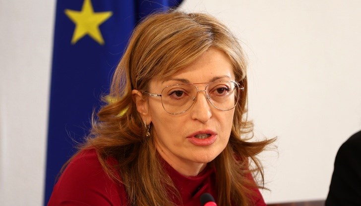 Просто прекратяване на огъня ще доведе до прегрупиране и укрепване на руската армия, счита българският еврокомисар Просто прекратяване на огъня ще доведе до прегрупиране и укрепване на руската армия, счита българският еврокомисар