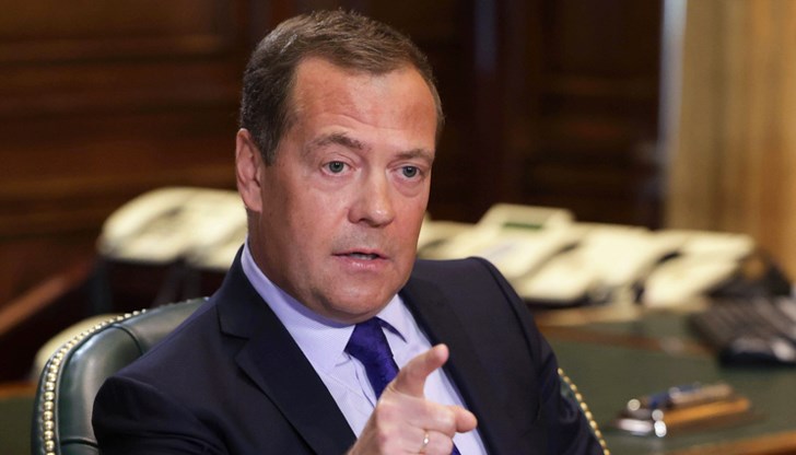 Медведев се подигра на Макрон заради предупрежденията му за Русия Медведев се подигра на Макрон заради предупрежденията му за Русия