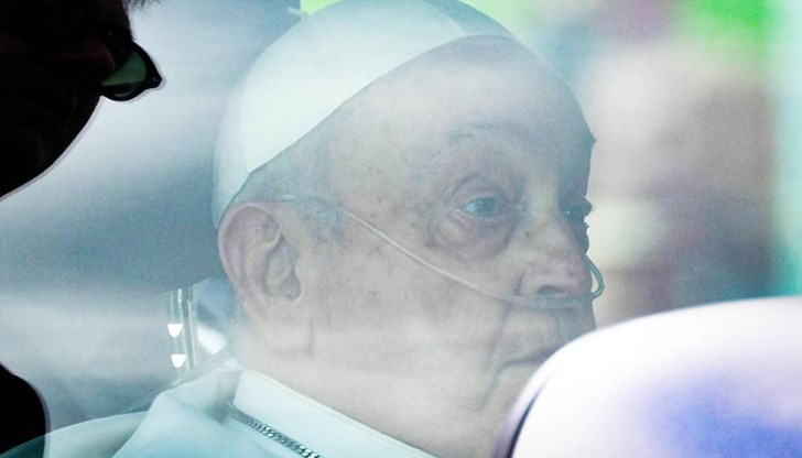 Въпреки подобрението, Светият отец все още се бори с бактериални инфекции Въпреки подобрението, Светият отец все още се бори с бактериални инфекции