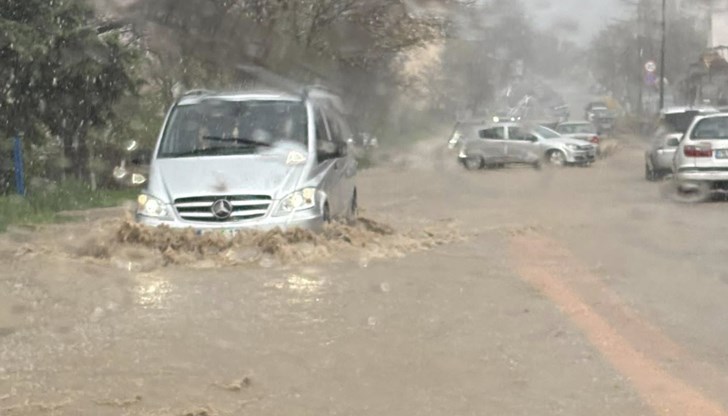 Автомобилите се движат трудно, тротоарите са под вода Автомобилите се движат трудно, тротоарите са под вода