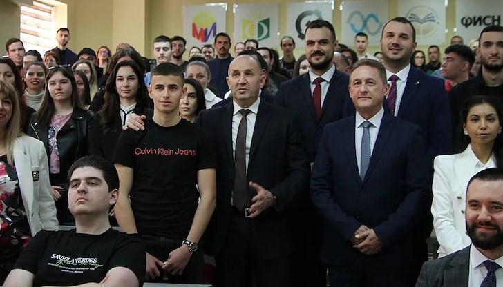 Президентът настоява за промяна в изборния процес и 100% машинно гласуване Президентът настоява за промяна в изборния процес и 100% машинно гласуване