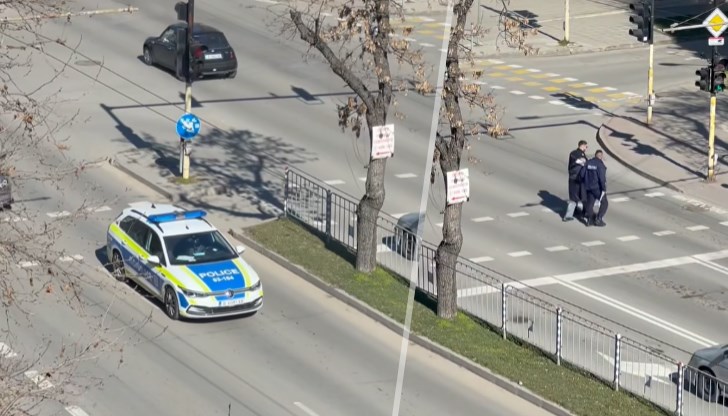 Служителите спряха патрулката на оживен булевард, за да помогнат на възрастен човек да пресече Служителите спряха патрулката на оживен булевард, за да помогнат на възрастен човек да пресече