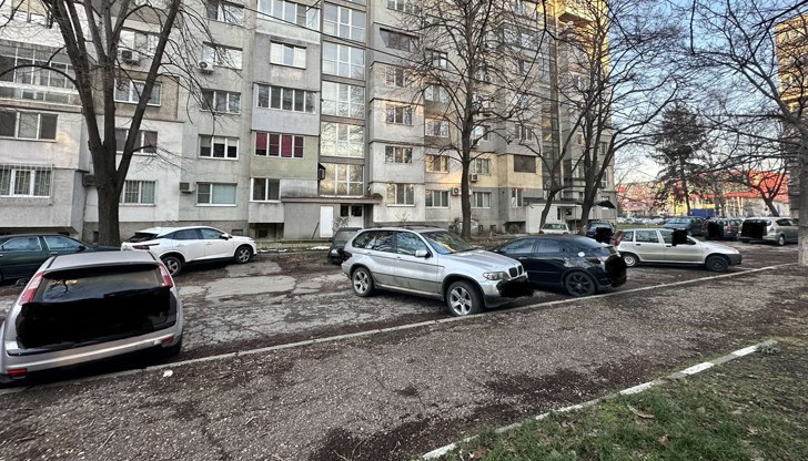 Собственик на повреден автомобил апелира за информация от очевидци като предлага парична награда от 500 лева Собственик на повреден автомобил апелира за информация от очевидци като предлага парична награда от 500 лева