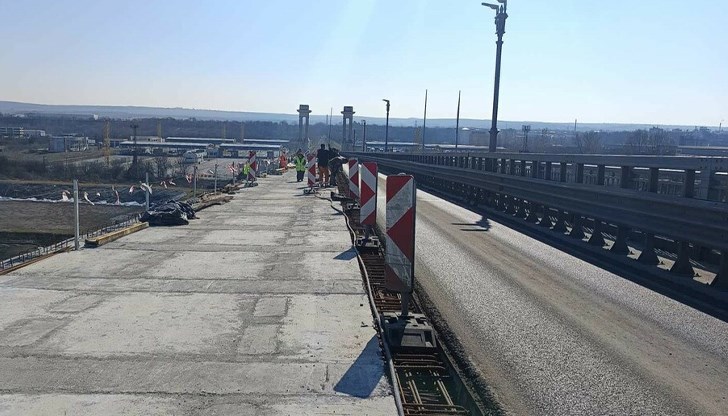 До момента са подменени 274 метра от пътното платно в посока Румъния, в края на март се очаква пълно временно затваряне До момента са подменени 274 метра от пътното платно в посока Румъния, в края на март се очаква пълно временно затваряне