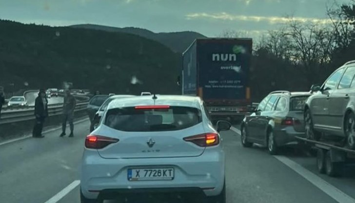 Сблъсък между камион и лек автомобил затруднява пътуващите към столицат Сблъсък между камион и лек автомобил затруднява пътуващите към столицат