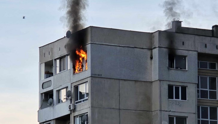 Пламъците обхванаха жилище на последния етаж на блок в квартал "Младост" 4 Пламъците обхванаха жилище на последния етаж на блок в квартал "Младост" 4