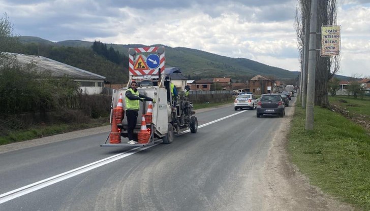 АПИ монтира разделителни колчета по 2,9-километрова отсечка от път I-4 за предотвратяване на рискови изпреварвания АПИ монтира разделителни колчета по 2,9-километрова отсечка от път I-4 за предотвратяване на рискови изпреварвания