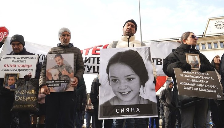 Камион, натоварен с хартия, отне живота на 12-годишно момиче в област Плевен Камион, натоварен с хартия, отне живота на 12-годишно момиче в област Плевен