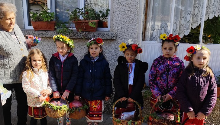 Момичетата пяха обредни песни и благославяха за здраве Момичетата пяха обредни песни и благославяха за здраве