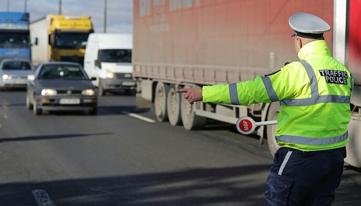 Тежкотоварните автомобили вече могат да преминават през участъка, където се блъснаха кола и камион Тежкотоварните автомобили вече могат да преминават през участъка, където се блъснаха кола и камион