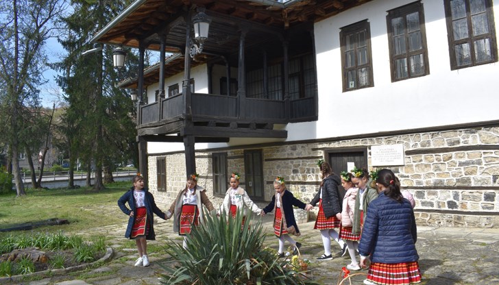 Момичетата посетиха също спортна зала "ОЗК Арена Бяла" и Историческия музей Момичетата посетиха също спортна зала "ОЗК Арена Бяла" и Историческия музей