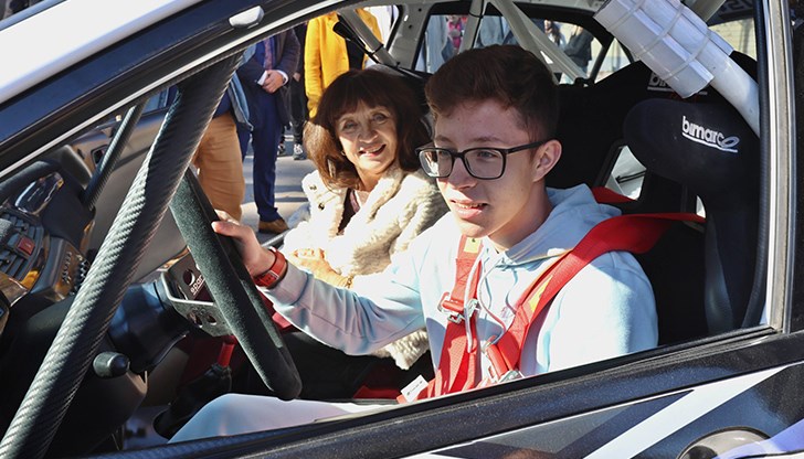 Демонстрация по майсторско шофиране стартира в ПГ „Юрий Гагарин" Демонстрация по майсторско шофиране стартира в ПГ „Юрий Гагарин"