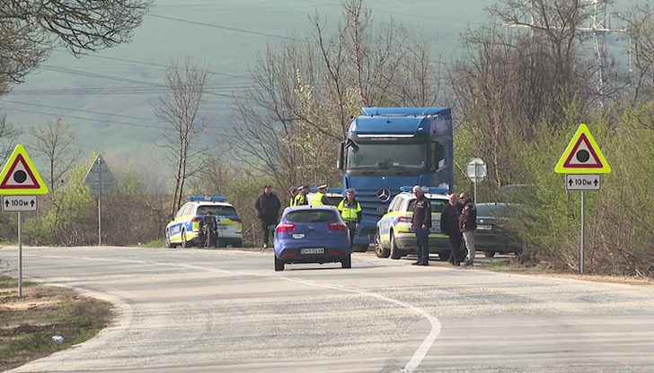 Движението е пренасочено по обходен маршрут през околните села Движението е пренасочено по обходен маршрут през околните села