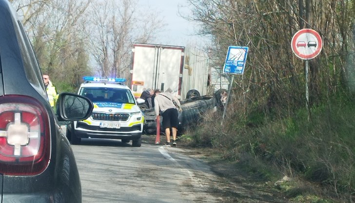 Лек автомобил се обърна по таван край разклона за село Пиргово Лек автомобил се обърна по таван край разклона за село Пиргово