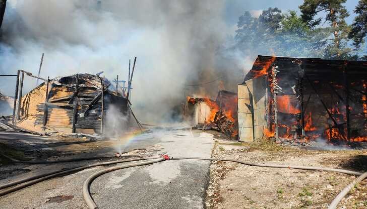 Над 70 души се борят с огнената стихия в Сибир Над 70 души се борят с огнената стихия в Сибир