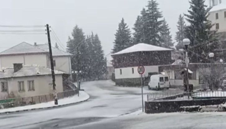 Снежна покривка затрудни достъпа до туристическите маршрути в Родопите Снежна покривка затрудни достъпа до туристическите маршрути в Родопите