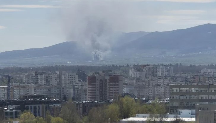 Пожарът обхвана хале с автомобили и запаси от гориво, което затруднява потушаването му Пожарът обхвана хале с автомобили и запаси от гориво, което затруднява потушаването му