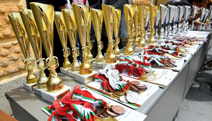 Леки атлети от „Гео Милев" и волейболистки от „Елиас Канети" печелят медали от финалите в Сливен Леки атлети от „Гео Милев" и волейболистки от „Елиас Канети" печелят медали от финалите в Сливен