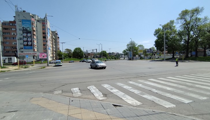 Пътни полицаи регулират движението между булевардите "Цар Освободител" и "Христо Ботев" Пътни полицаи регулират движението между булевардите "Цар Освободител" и "Христо Ботев"