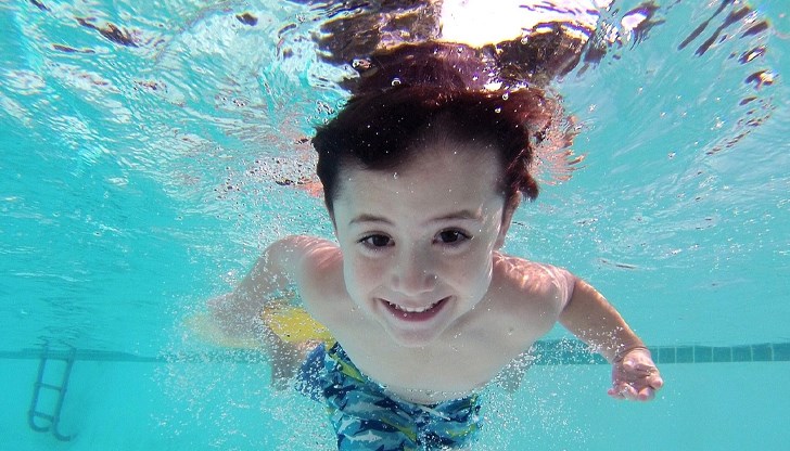 Хлорът в басейните крие риск от сериозни очни инфекции Хлорът в басейните крие риск от сериозни очни инфекции