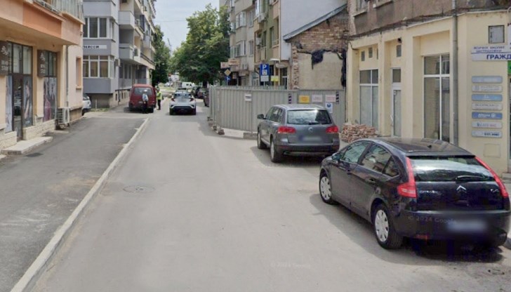 Строителна техника блокира централната улица следобед, шофьорите трябва да търсят алтернативни маршрути Строителна техника блокира централната улица следобед, шофьорите трябва да търсят алтернативни маршрути